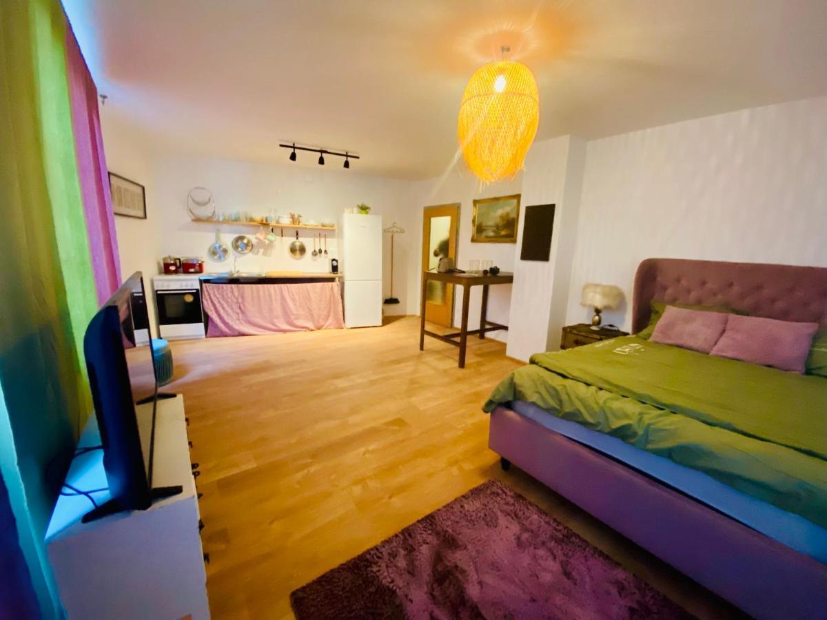 וינה Cozy & Charming City Apartment מראה חיצוני תמונה