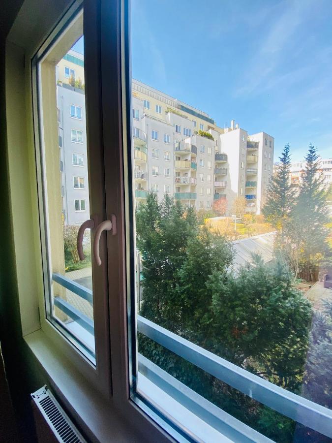 וינה Cozy & Charming City Apartment מראה חיצוני תמונה