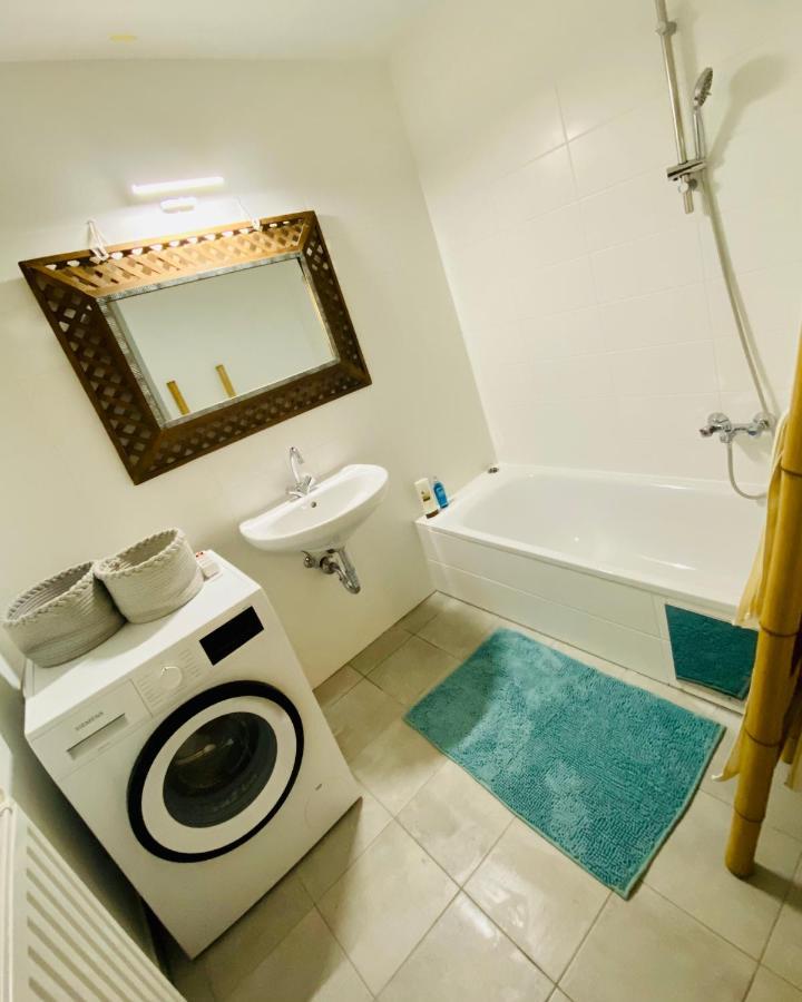 וינה Cozy & Charming City Apartment מראה חיצוני תמונה